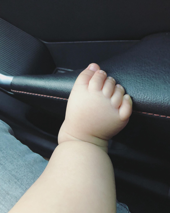 Bé trai 5 tháng tuổi với bàn tay mũm mĩm như chân gà Đông Tảo và đôi chân như chiếc bánh dày khiến dân mạng ngất lịm