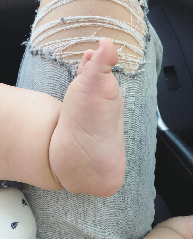 Bé trai 5 tháng tuổi với bàn tay mũm mĩm như chân gà Đông Tảo và đôi chân như chiếc bánh dày khiến dân mạng ngất lịm
