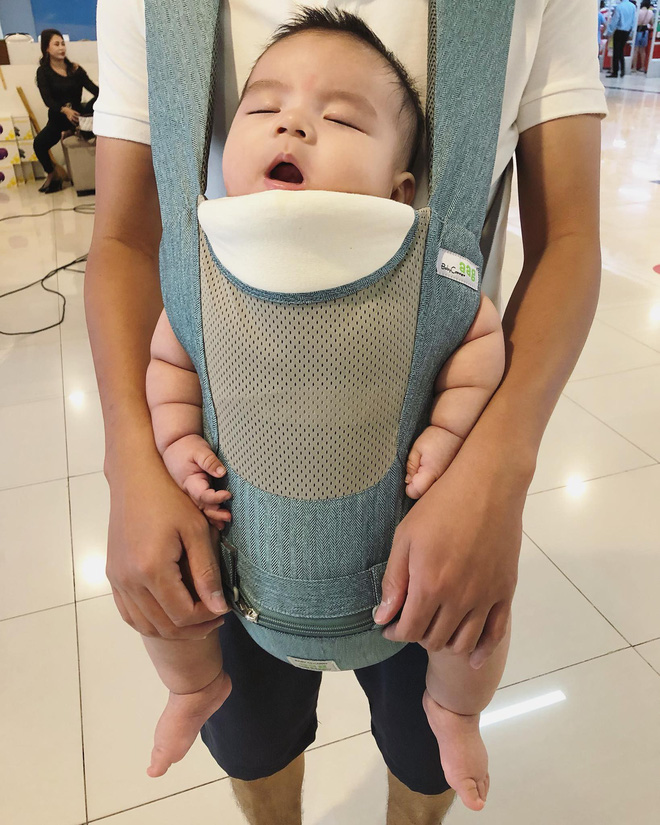 Bé trai 5 tháng tuổi với bàn tay mũm mĩm như chân gà Đông Tảo và đôi chân như chiếc bánh dày khiến dân mạng ngất lịm