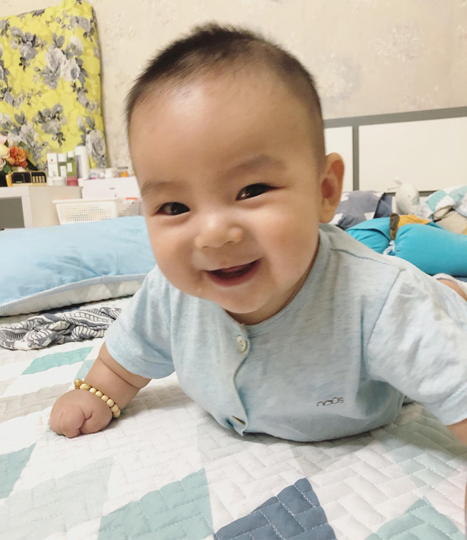 Bé trai 5 tháng tuổi với bàn tay mũm mĩm như chân gà Đông Tảo và đôi chân như chiếc bánh dày khiến dân mạng ngất lịm