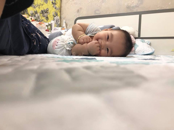 Bé trai 5 tháng tuổi với bàn tay mũm mĩm như chân gà Đông Tảo và đôi chân như chiếc bánh dày khiến dân mạng ngất lịm