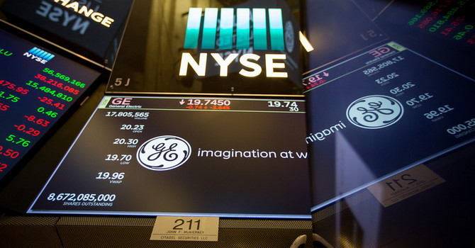 Dow Jones mất hơn 300 điểm khi nhà đầu tư rút tiền khỏi chứng khoán Mỹ