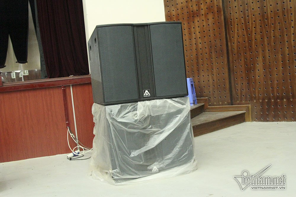 Cảnh khó tin trong nhà hát trăm tỷ ở ngoại thành Hà Nội