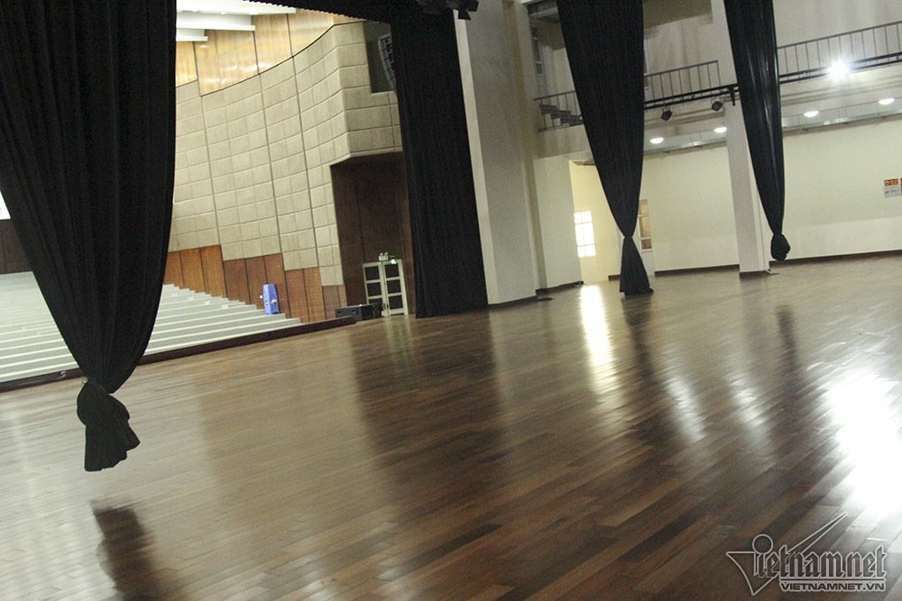 Cảnh khó tin trong nhà hát trăm tỷ ở ngoại thành Hà Nội