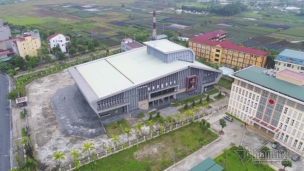 Cảnh khó tin trong nhà hát trăm tỷ ở ngoại thành Hà Nội