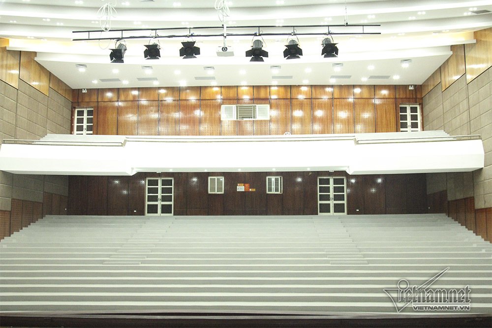 Cảnh khó tin trong nhà hát trăm tỷ ở ngoại thành Hà Nội