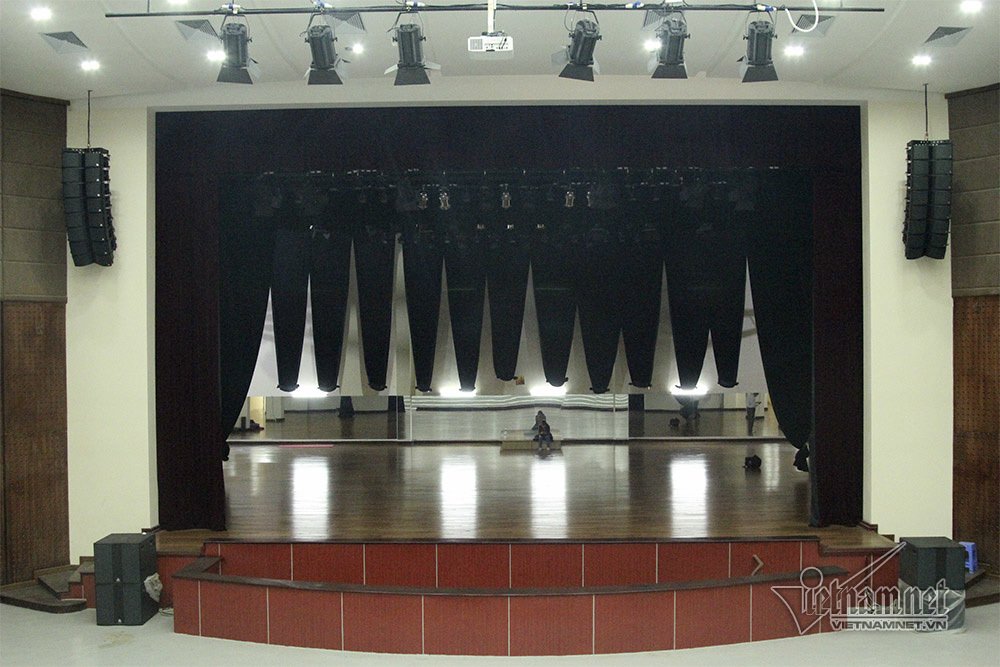 Cảnh khó tin trong nhà hát trăm tỷ ở ngoại thành Hà Nội