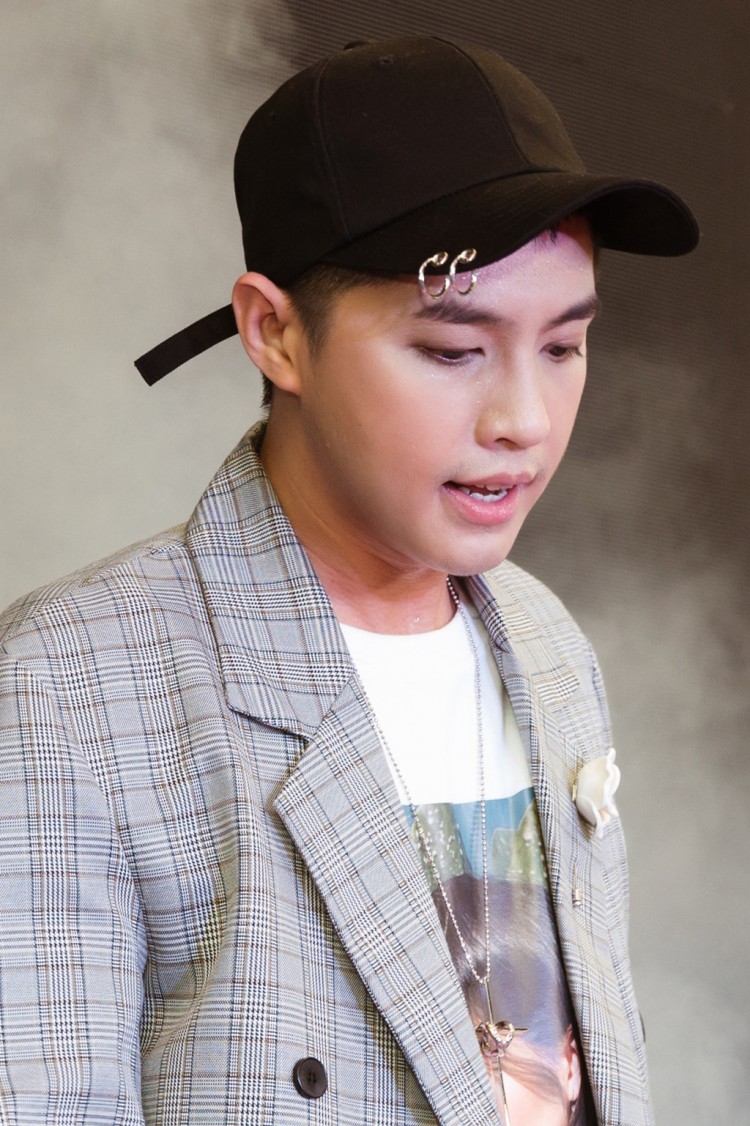 Không cần đội mũ kín mít nữa, Noo Phước Thịnh chính thức xuất hiện với mái tóc phong trần điểm 10 trước truyền thông rồi đây!