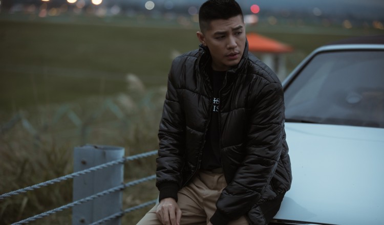 Không cần đội mũ kín mít nữa, Noo Phước Thịnh chính thức xuất hiện với mái tóc phong trần điểm 10 trước truyền thông rồi đây!