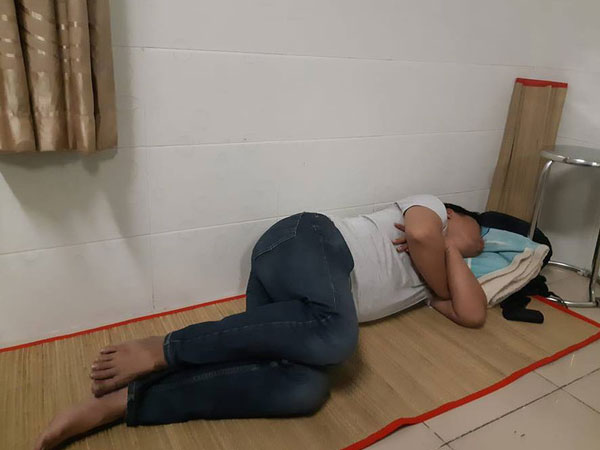 Nhìn cảnh ông chồng đi chăm gái đẻ mà ngủ say tít trong khi con khóc, vợ đau, người cáu tiết, người lại cảm thông