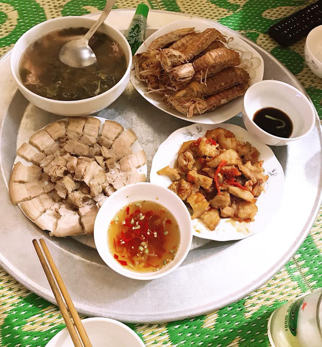 Mẹ trẻ tự hào khoe bữa ăn sang chảnh 200k đầy ắp thịt cá, nhưng chị em chê tơi bời vì vừa thừa, vừa thiếu