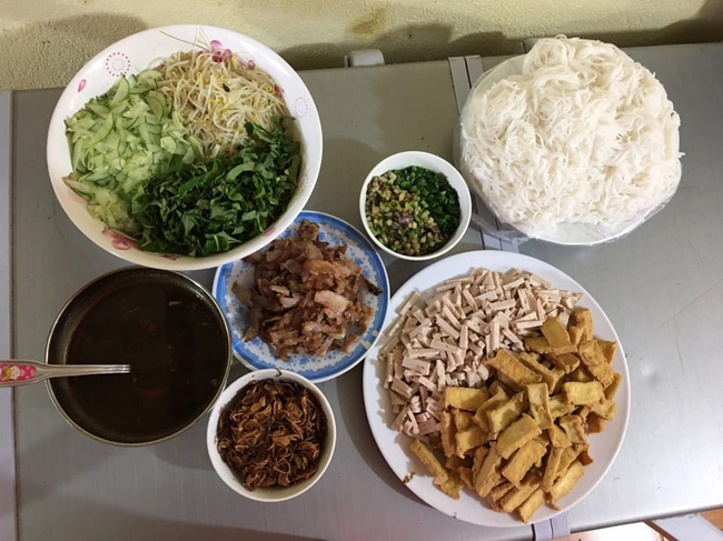 Mẹ trẻ tự hào khoe bữa ăn sang chảnh 200k đầy ắp thịt cá, nhưng chị em chê tơi bời vì vừa thừa, vừa thiếu