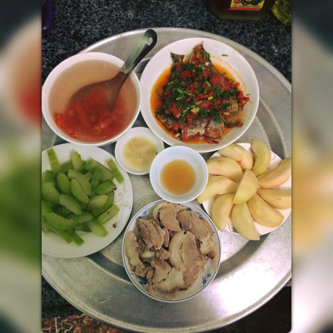 Mẹ trẻ tự hào khoe bữa ăn sang chảnh 200k đầy ắp thịt cá, nhưng chị em chê tơi bời vì vừa thừa, vừa thiếu