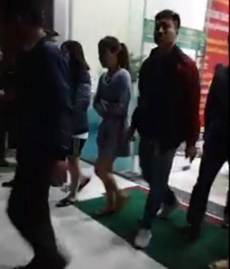 Vụ trẻ sơ sinh nghi bị ném xuống đất tử vong ở chung cư Linh Đàm: Lời khai chấn động của người mẹ trẻ