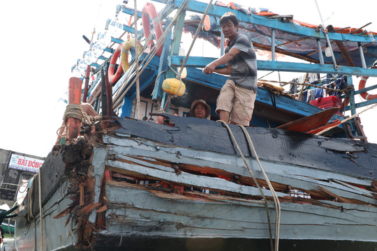 Ngư dân bàng hoàng kể lại giây phút bị tàu lạ đâm giữa biển