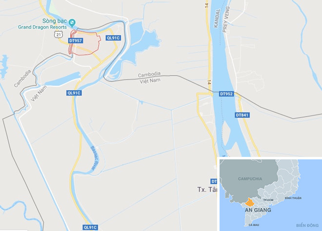 2 căn nhà sụp xuống sông lúc rạng sáng, hơn 10 người thoát chết