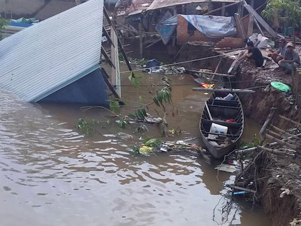 2 căn nhà sụp xuống sông lúc rạng sáng, hơn 10 người thoát chết