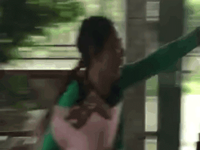 CLIP: Ngại ngùng tặng hoa dịp 20/10, người chồng bị vợ đuổi đòi hôn và cái kết bất ngờ