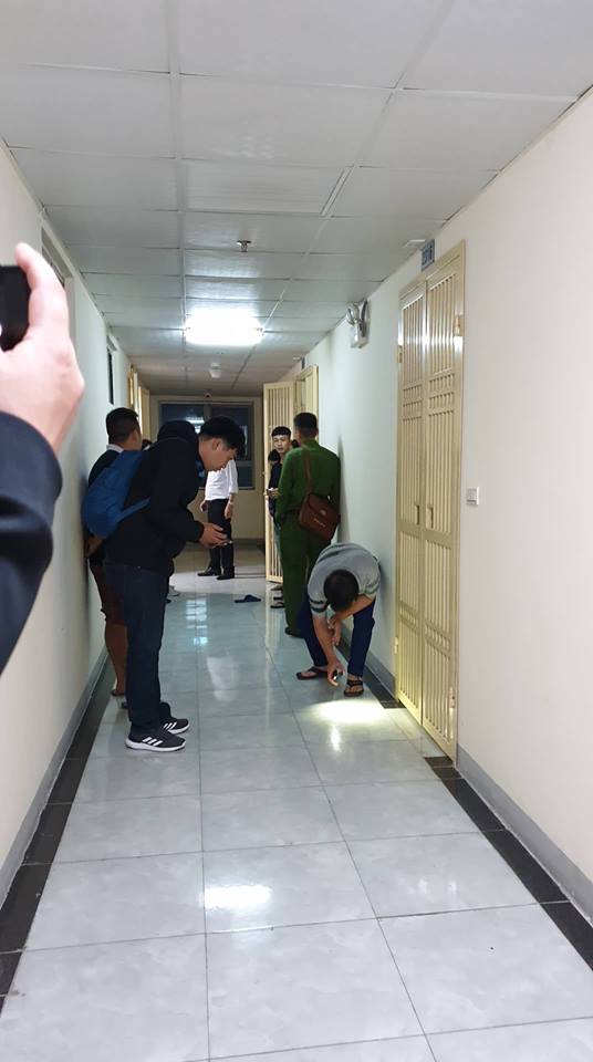 Bé sơ sinh rơi xuống sân chung cư, hai cô gái được đưa đi để làm rõ