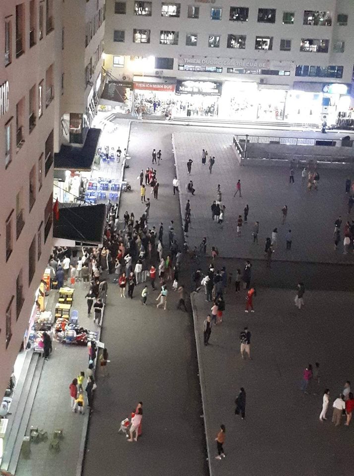 Bé sơ sinh rơi xuống sân chung cư, hai cô gái được đưa đi để làm rõ