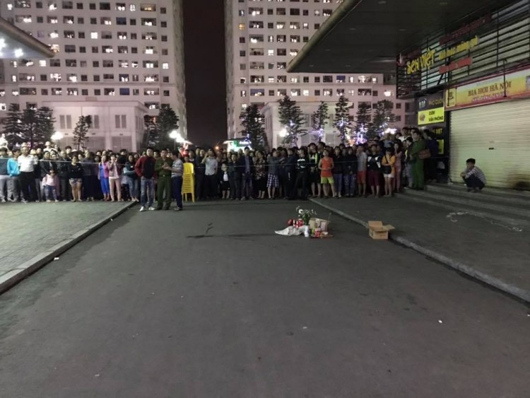 Bé sơ sinh rơi xuống sân chung cư, hai cô gái được đưa đi để làm rõ