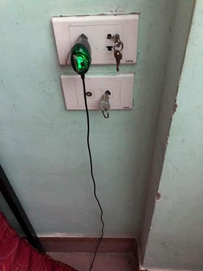 Bố mẹ nghe tiếng con gái khóc ré, chạy ra thì thấy điều khủng khiếp trong ổ điện