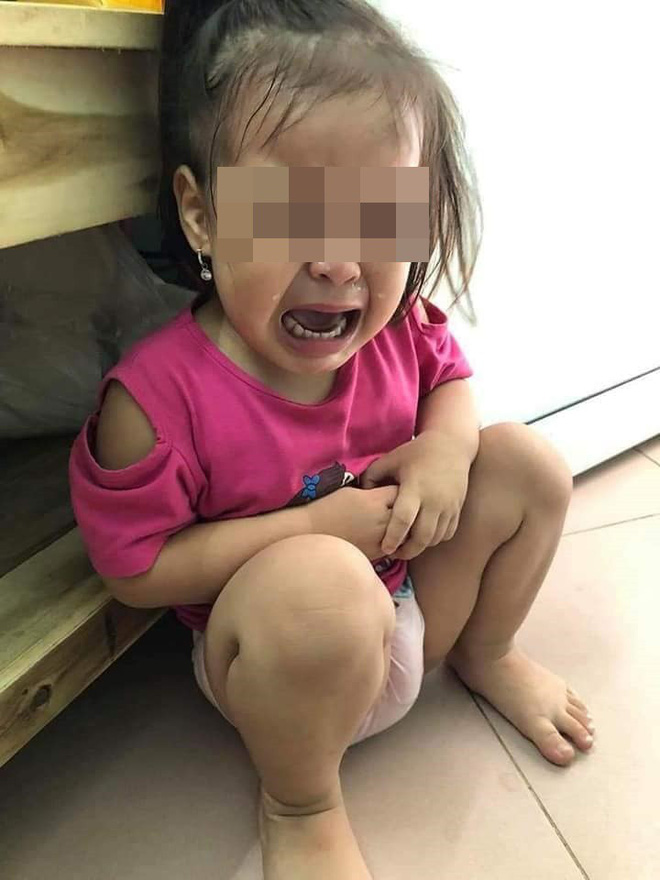 Bố mẹ nghe tiếng con gái khóc ré, chạy ra thì thấy điều khủng khiếp trong ổ điện