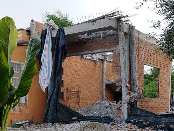 Bị tố xây dựng sai phép, phó bí thư huyện đập bỏ căn nhà mới
