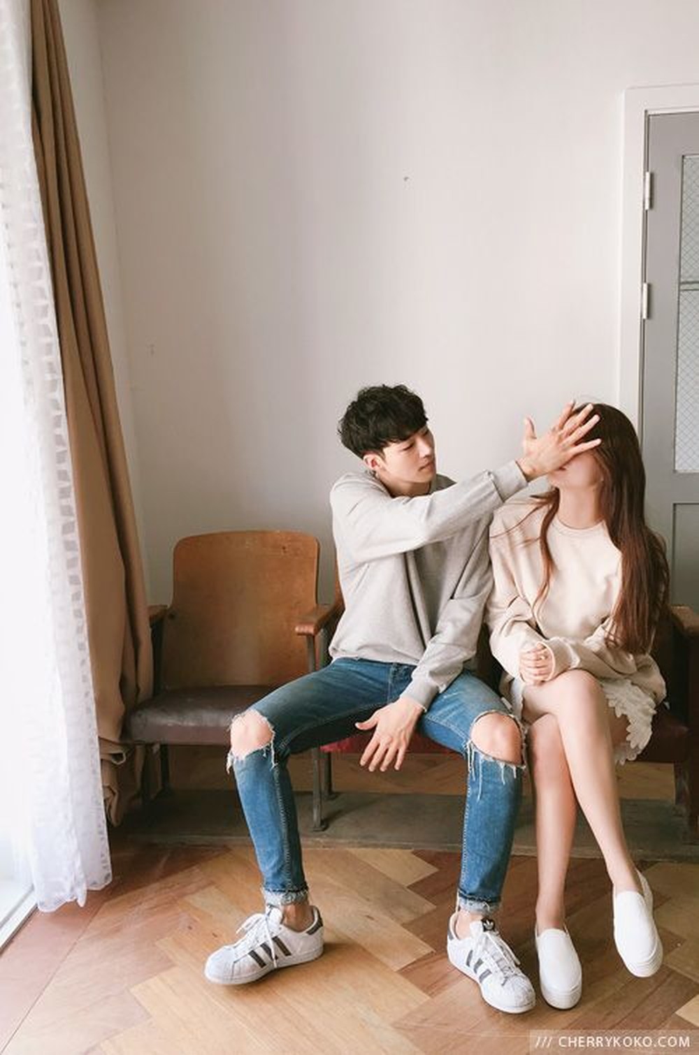 Ngúng nguẩy chia tay bạn trai vì 20/10 chỉ mua được cốc trà sữa, thua cả học sinh cấp 3 tặng nhau giày hiệu