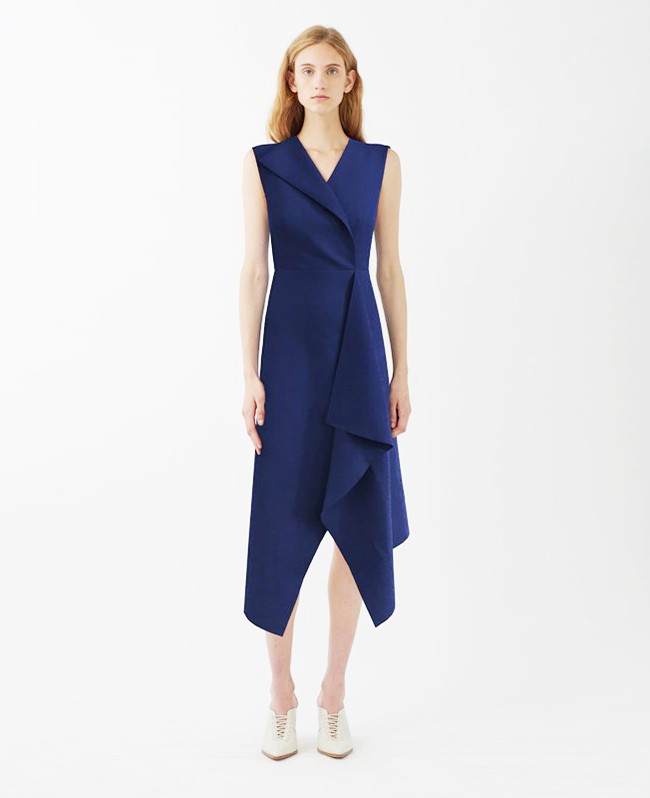 Chiếc váy gần nghìn đô này còn lâu mới lên kệ nhưng Công nương Meghan đã diện ngay rồi, dự báo sẽ lại cháy hàng