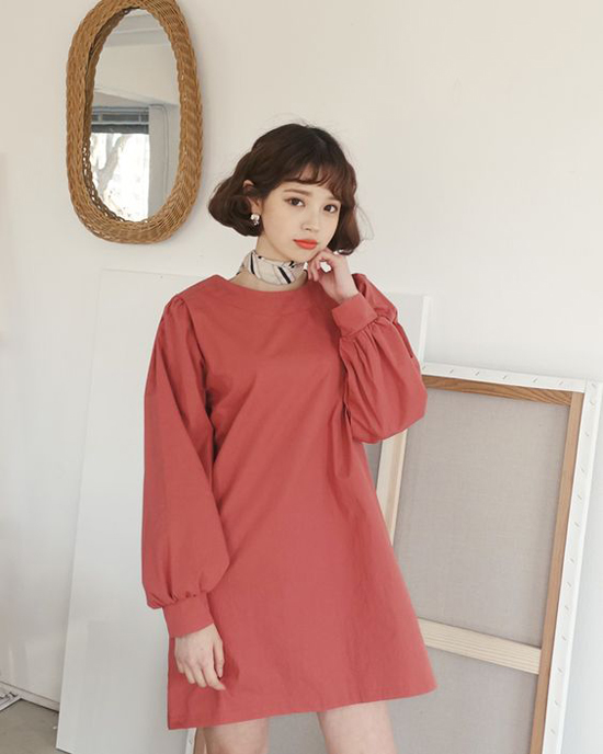 Tạo điểm nhấn cho set đồ ngày thu bằng khăn vuông