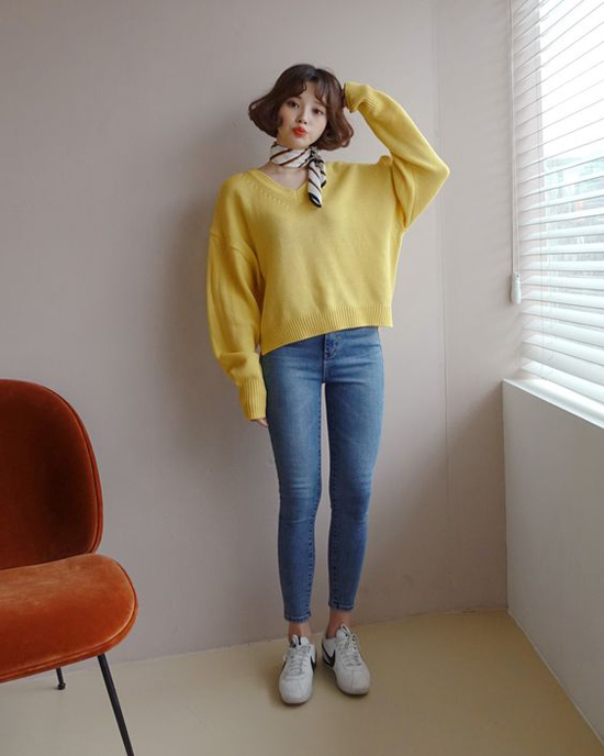 Tạo điểm nhấn cho set đồ ngày thu bằng khăn vuông