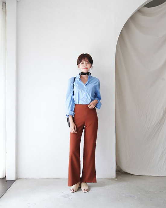 Tạo điểm nhấn cho set đồ ngày thu bằng khăn vuông