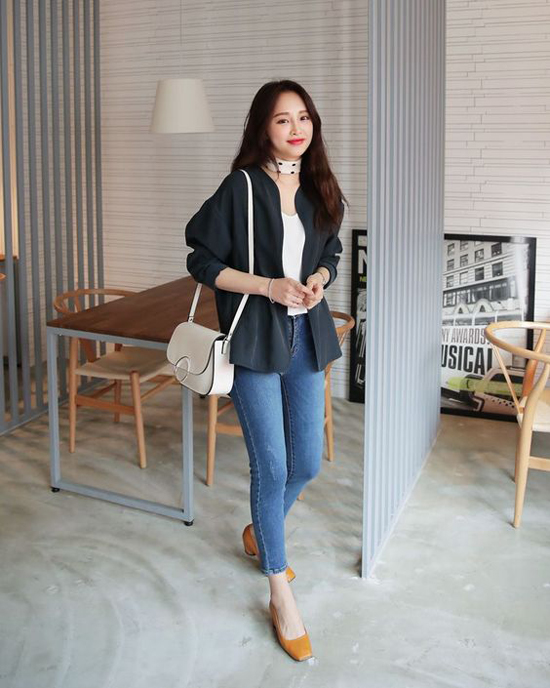 Tạo điểm nhấn cho set đồ ngày thu bằng khăn vuông