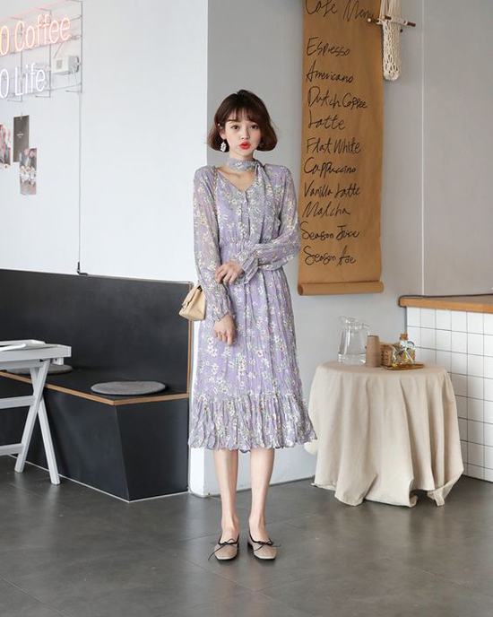 Tạo điểm nhấn cho set đồ ngày thu bằng khăn vuông