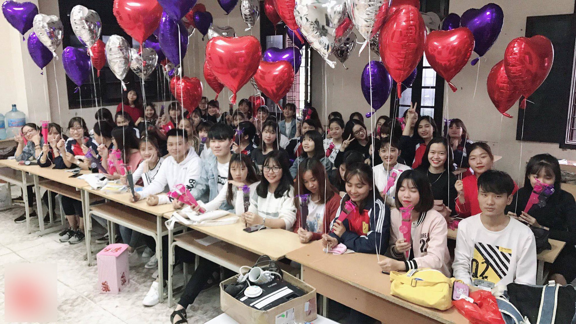 Chuyện 20/10 bi hài ở những lớp thừa nam thiếu nữ: Phải mượn con gái lớp khác sang tặng quà cho có không khí