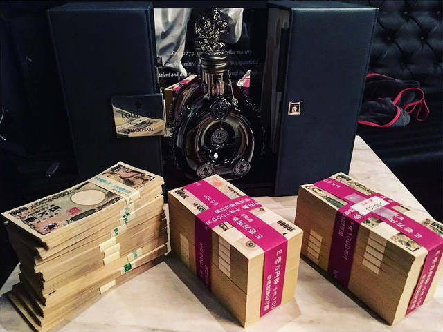 Cuộc sống giàu sang, gây tò mò của đệ nhất geisha nam Nhật Bản