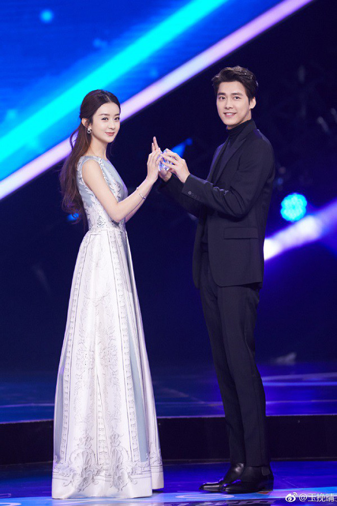 Triệu Lệ Dĩnh: Không gia thế, tiếng Anh kém, EQ thấp nhưng lại vượt mặt loạt chân dài trở thành bà Phùng danh giá Triệu Lệ Dĩnh: Không gia thế, tiếng Anh kém, EQ thấp nhưng lại vượt mặt loạt chân dài trở thành bà Phùng danh giá