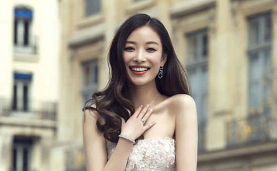 Triệu Lệ Dĩnh: Không gia thế, tiếng Anh kém, EQ thấp nhưng lại vượt mặt loạt chân dài trở thành bà Phùng danh giá Triệu Lệ Dĩnh: Không gia thế, tiếng Anh kém, EQ thấp nhưng lại vượt mặt loạt chân dài trở thành bà Phùng danh giá