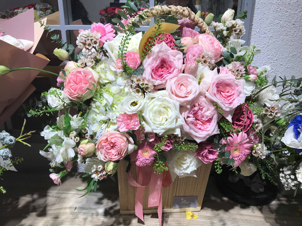 Đắt gấp chục lần hoa nội, hoa nhập khẩu vẫn không đủ bán dịp 20/10