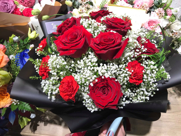 Đắt gấp chục lần hoa nội, hoa nhập khẩu vẫn không đủ bán dịp 20/10