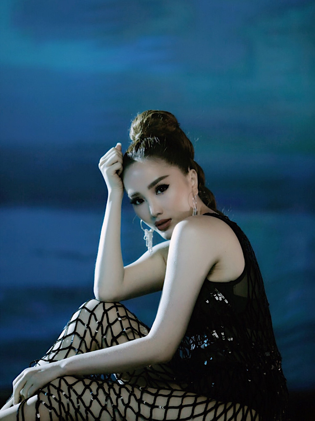 Nữ thần biển Bảo Thy trổ tài đọc rap trong MV mới, chết ngộp trong bể nước vì tình