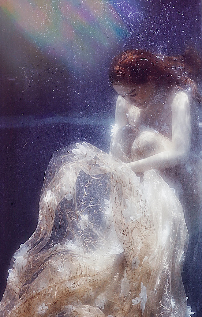 Nữ thần biển Bảo Thy trổ tài đọc rap trong MV mới, chết ngộp trong bể nước vì tình