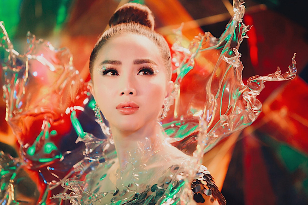 Nữ thần biển Bảo Thy trổ tài đọc rap trong MV mới, chết ngộp trong bể nước vì tình