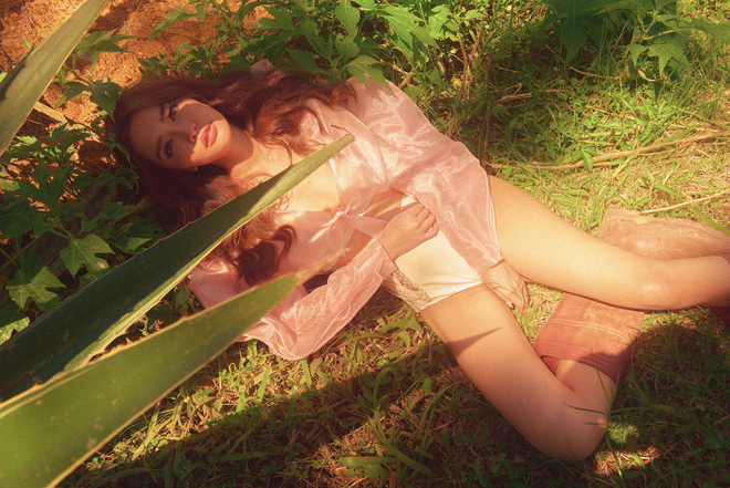 Bà đồng Bích Phương lột xác thành Nữ hoàng thị phi trong MV mới