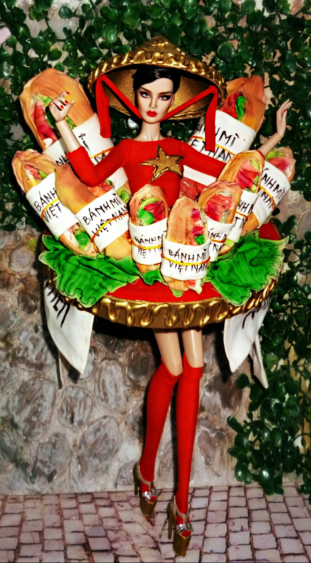 Hoa hậu H’Hen Niê gây sốc khi đắp toàn bánh mì lên người để đi thi Miss Universe 2018