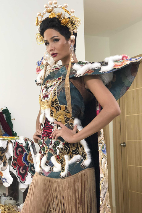 Hoa hậu H’Hen Niê gây sốc khi đắp toàn bánh mì lên người để đi thi Miss Universe 2018
