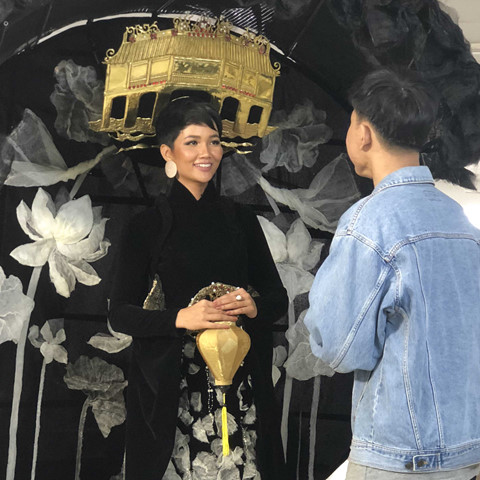 Hoa hậu H’Hen Niê gây sốc khi đắp toàn bánh mì lên người để đi thi Miss Universe 2018