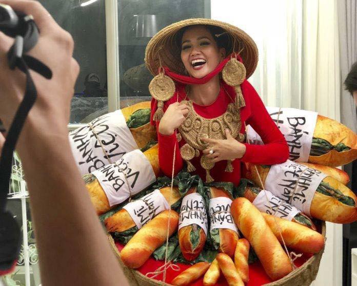 Hoa hậu H’Hen Niê gây sốc khi đắp toàn bánh mì lên người để đi thi Miss Universe 2018