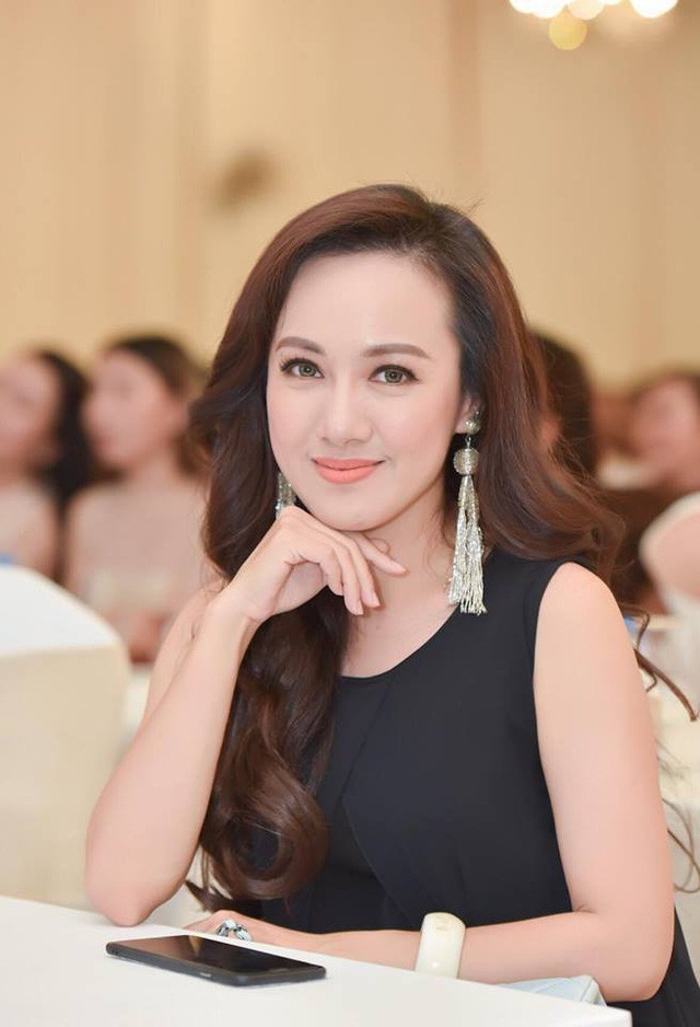 Từ cô bé 4 tuổi sún răng trên tờ lịch, BTV Hoài Anh biến thành nữ MC 40 tuổi được triệu người yêu thích